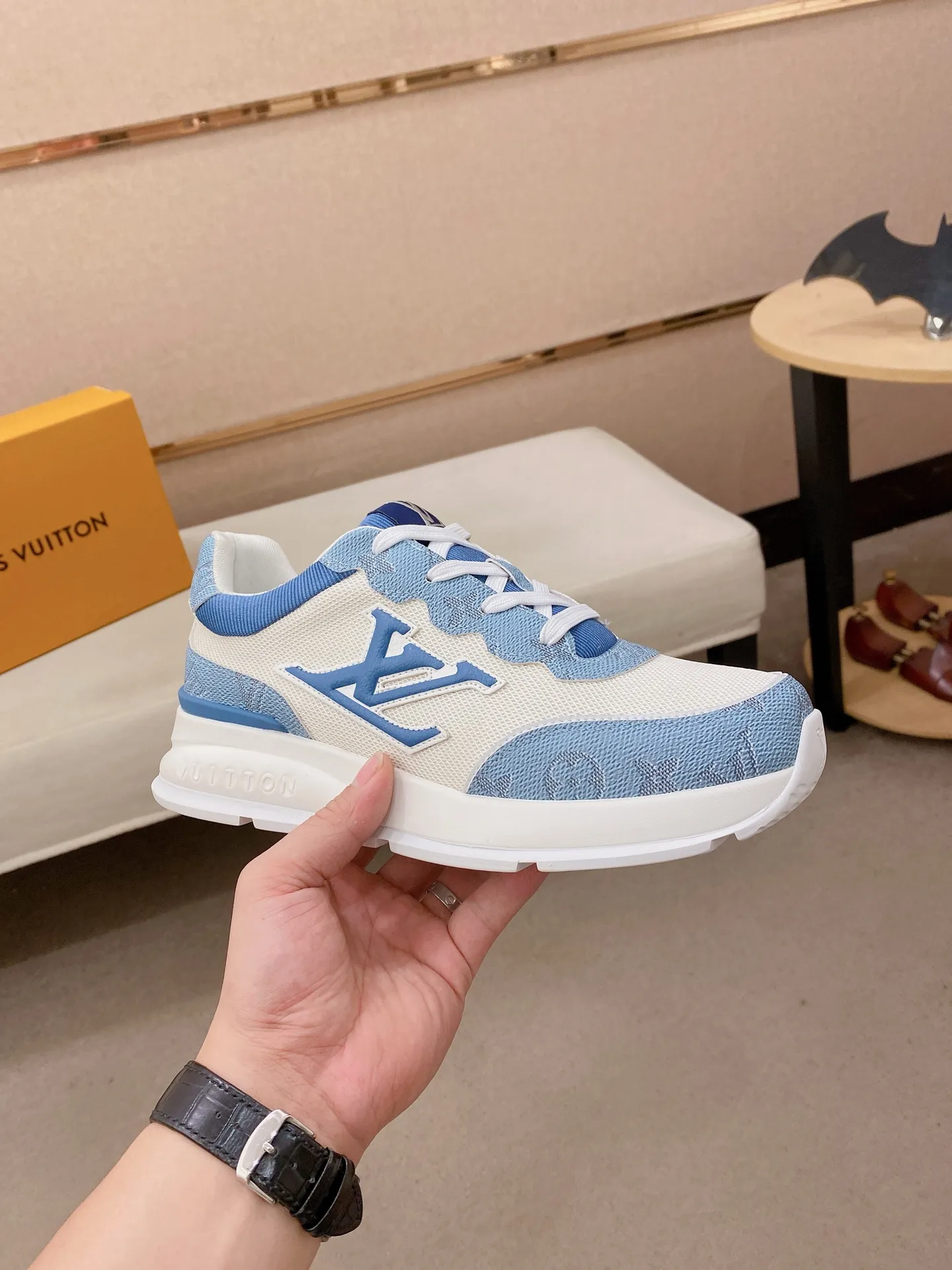 Men's shoes💰 462💰louis vuitton (Louis Vuitton/lv)🔍🔍The new counters are on sale at the same time. The uppers are imported from Italy. ️Re-engraved🇮🇹💪💪, ⚠Sole: The original sole is specially provided by the original factory, the exclusive movable molded sole is super comfortable, ⚠Original factory follow-up goods, 🔍🔍high quality, you can go in and out of the counter at will, welcome to compare⚠. Code number: 38-44 (45/46 customized, non-refundable)